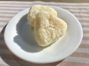 Una foto de bolas de arroz de japón