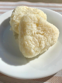 Una foto de Onigiri (bolas de arroz) por Haku de "El viaje de Chihiro"