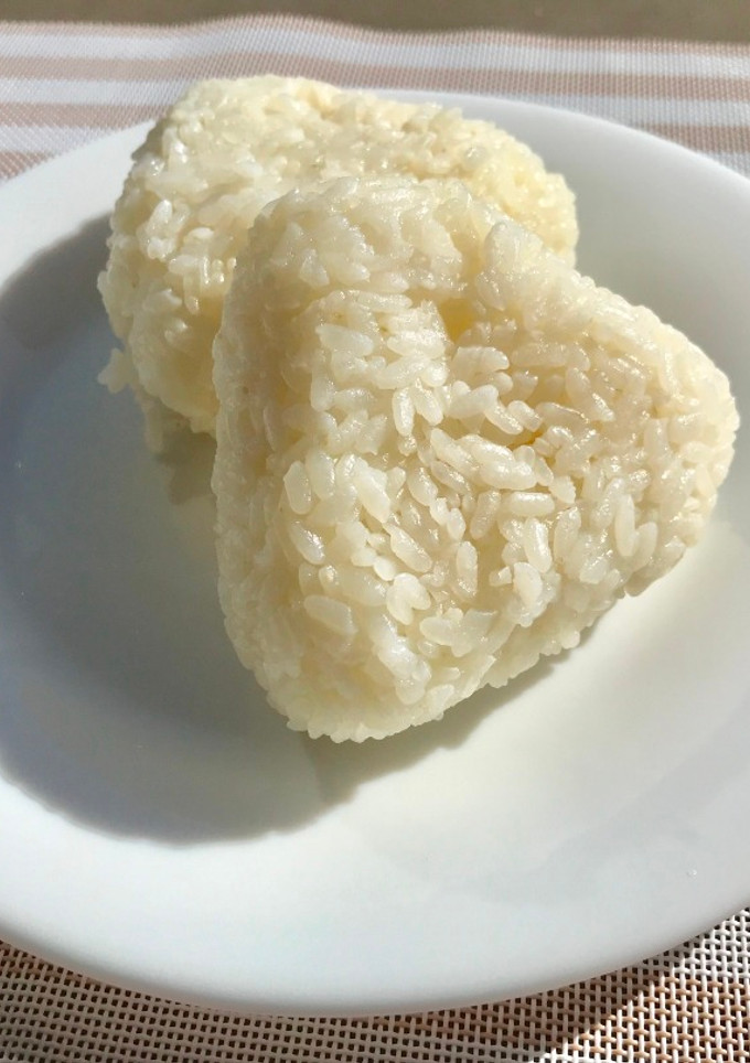Una foto de Onigiri (bolas de arroz) por Haku de "El viaje de Chihiro"