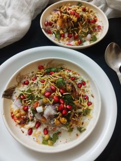 आलू टिक्की चाट (Aloo Tikki Chaat recipe in Hindi) रेसिपी मुख्य फोटो