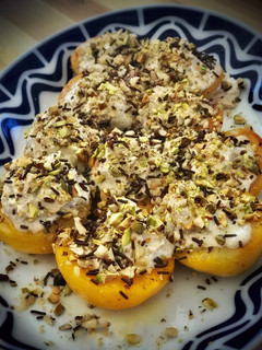 Una foto de Melocotones flambeados con mascarpone a la vainilla y frutos secos