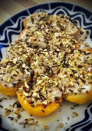 Una foto de Melocotones flambeados con mascarpone a la vainilla y frutos secos