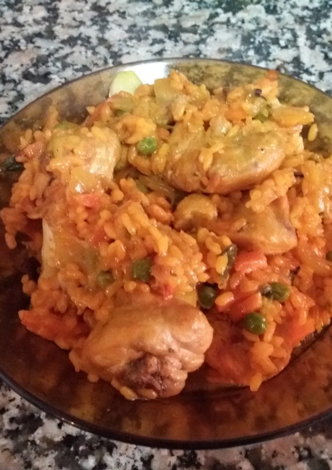 Una foto de Paella de pollo y verduras (muy muy sencilla)