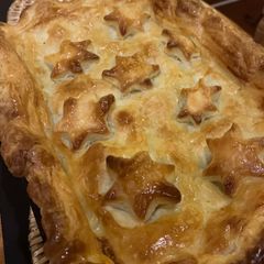 A picture of Chicken, leek and mushroom pie.