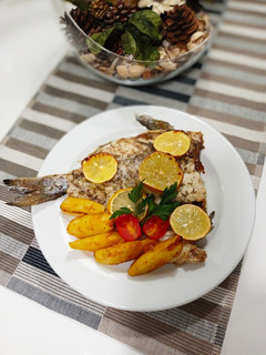 Una foto de Dorada asada al horno con patatas sabrosas