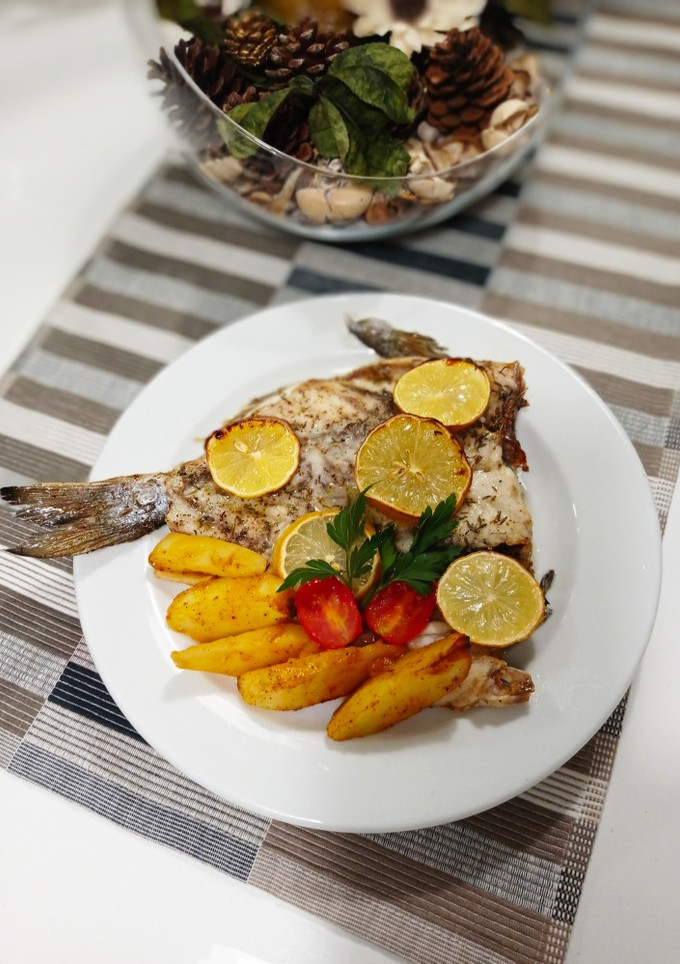Una foto de Dorada asada al horno con patatas sabrosas