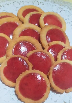 Una foto de Galletitas De Vainilla Y Frutilla / Reinitas 👑