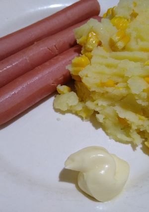 Una foto de Salchichas con Puré de papas y Choclo 🌽