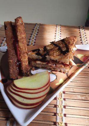 A picture of Fruity Cornflakes Toast Sandwich.