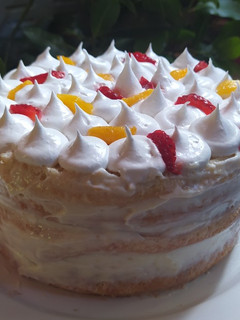 Una foto de Torta con Crema, Frutilla y Durazno
