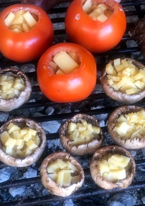 Una foto de Tomates y Champiñones relleno a la parrilla 🍅🍄