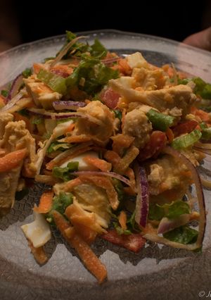 Una foto de Ensalada de Pollo y verduras frescas