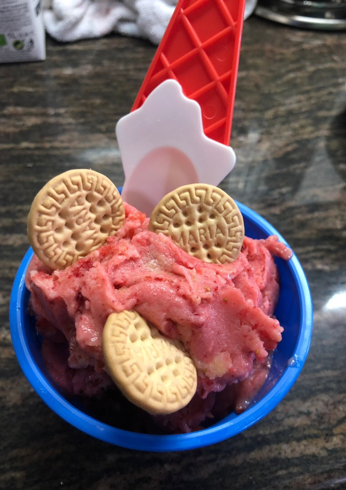 Una foto de Helado de fresa saludable 😋