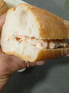 Una foto de Bocata de pescado al horno con mahonesa