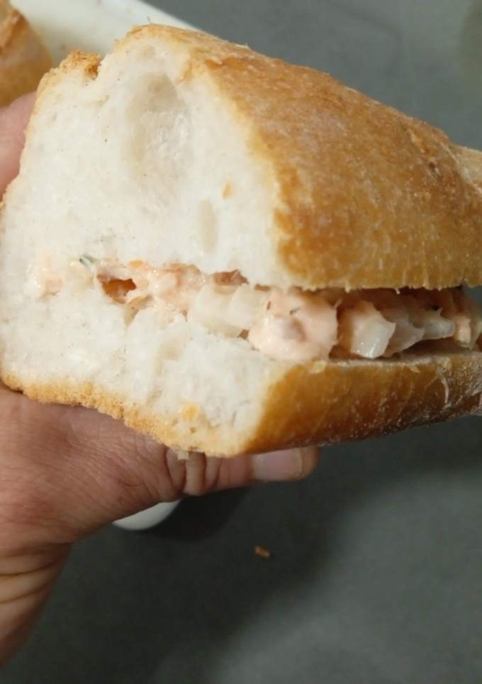 Una foto de Bocata de pescado al horno con mahonesa