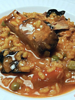 Una foto de Arroz meloso con sepia, bonito y champiñones de mar