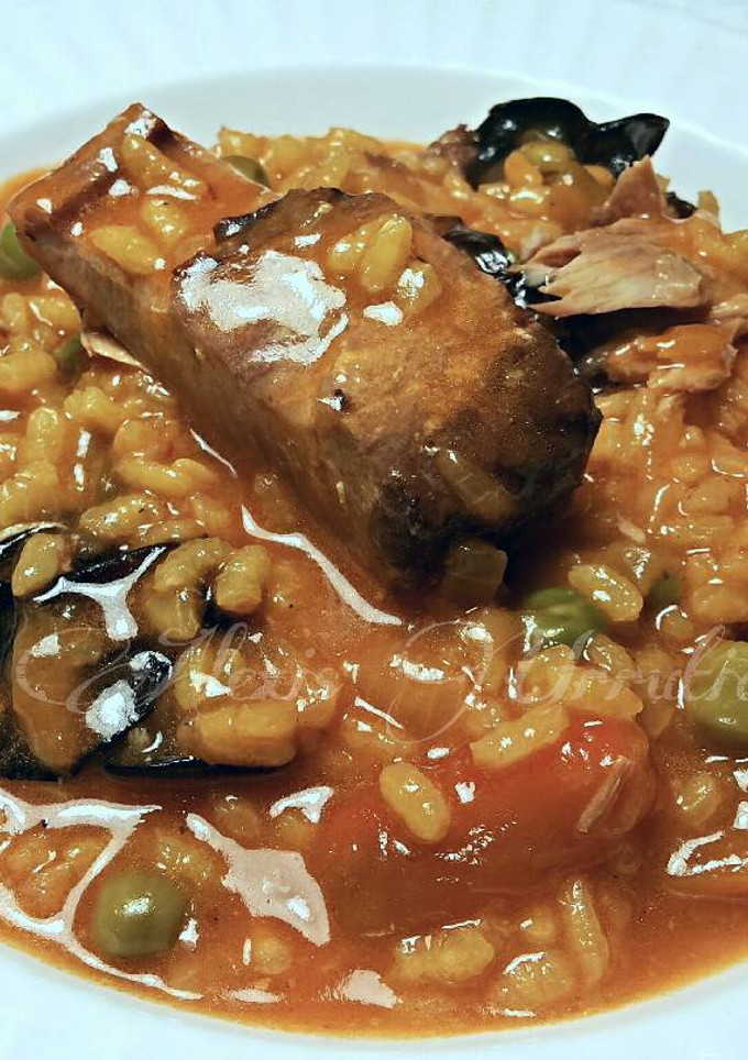 Una foto de Arroz meloso con sepia, bonito y champiñones de mar
