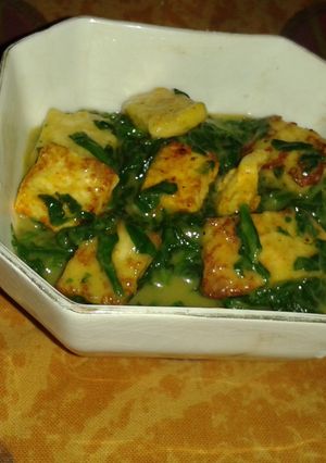 A picture of Spinach and paneer.
