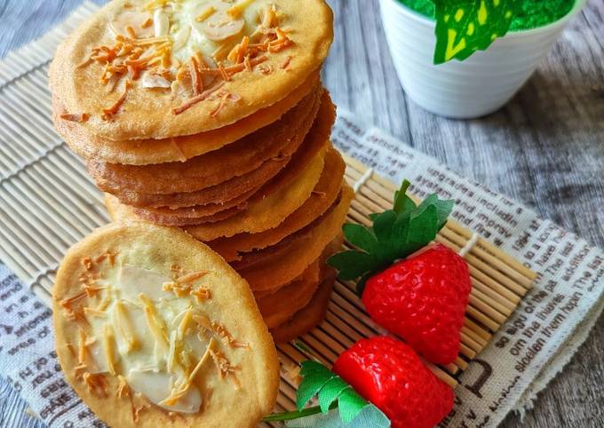 Crispy Almond Cheese Cookies