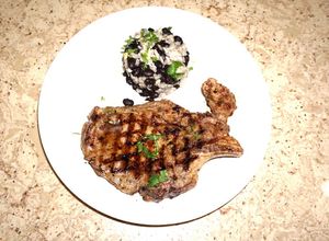 Una foto de Chuletas de cerdo cubanas asadas