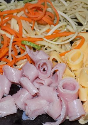 Una foto de Sphagetti fríos con verduras y algo más... ensalada veraniega