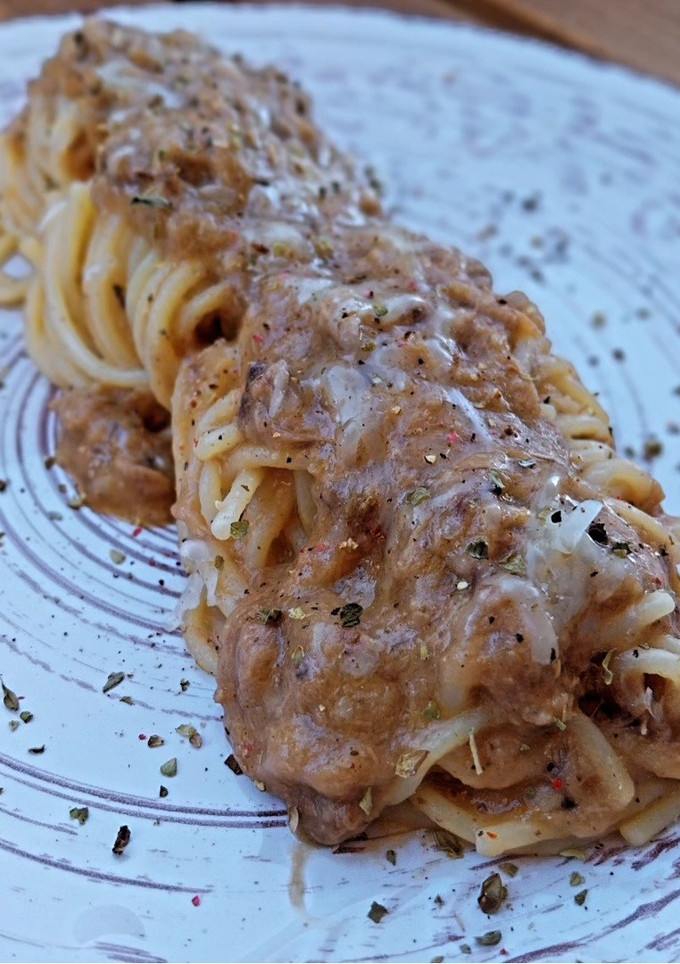Una foto de Espaguetis con salsa cremosa de carrilleras y queso trufado