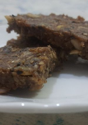 એનર્જી બાર (Energy Bar Recipe In Gujarati) રેસીપી મુખ્ય ફોટો