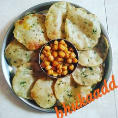 A picture of Aloo puri.