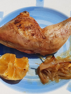 Una foto de Muslos de Pollo al horno con Vino Blanco Dulce al Limón