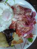 Chilaquiles en salsa roja de chile colorín