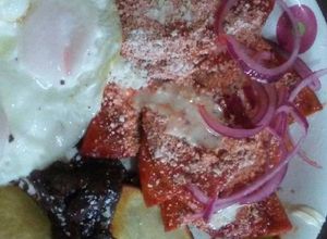 Una foto de Chilaquiles en salsa roja de chile colorín