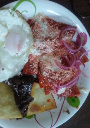 Una foto de Chilaquiles en salsa roja de chile colorín