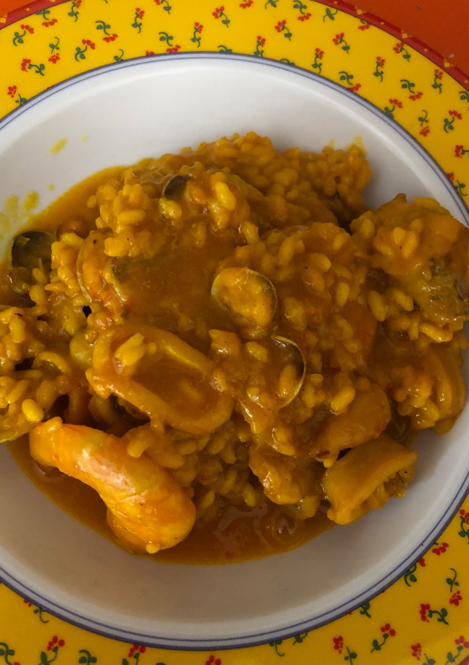 Una foto de Arroz meloso de rape y calamar