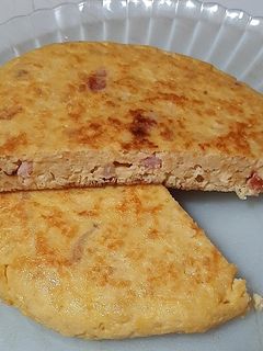 Una foto de Tortillita de garbanzos y bacon