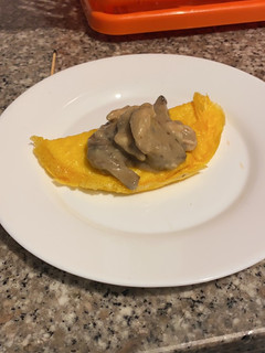 Una foto de Omelette con salsa de pollo y champiñones