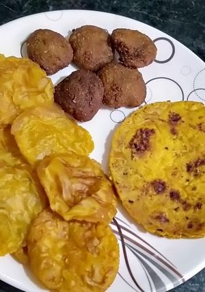 मसाला पुरी थेपले ओर वड़ा रेसिपी मुख्य फोटो