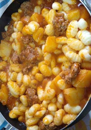 Una foto de Ñoquis caseros con estofado de carne picada 😋😋