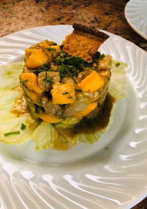 Una foto de Tártara de Salmón al Mango con chicharrón de Salmón