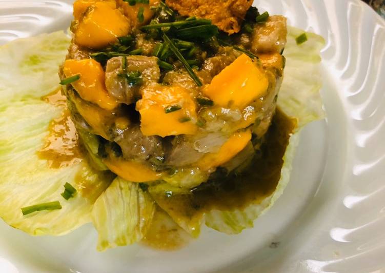 Tártara de Salmón al Mango con chicharrón de Salmón