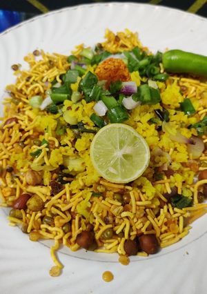 स्प्रिंग अनियन पोहा (spring onion poha recipe in Hindi) रेसिपी मुख्य फोटो