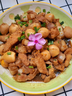 Hình của món Thịt kho trứng cút.