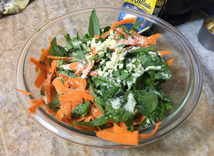 Una foto de Ensalada de espinacas, zanahorias, ajo y queso rallado!!