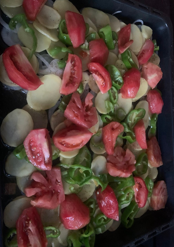 Una foto de Patatas al horno con tomate, pimiento y cebolla