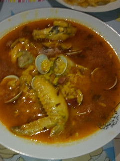 Una foto de Arroz con chirlas y pollo