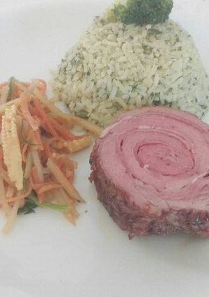 Una foto de Rollo de lomo con arroz verde y panache de verduras