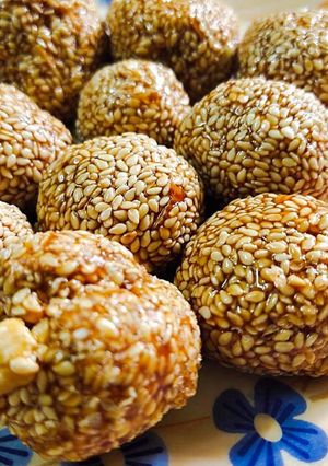 A picture of Jaggery n till ladoo.