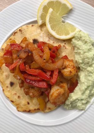 Φωτογραφία της συνταγής Fajitas με τορτίγια καλαμποκιού, γαρίδες και sauce αβοκάντο.(νηστίσιμο)