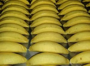 Una foto de Empanadas de maíz con relleno de carne desmechada y papa