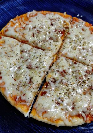 માર્ગરીટા પીઝા (Margherita Pizza Recipe In Gujarati) રેસીપી મુખ્ય ફોટો