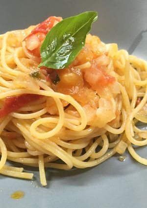 A picture of Cold pasta with flesh tomato basil sauce.
